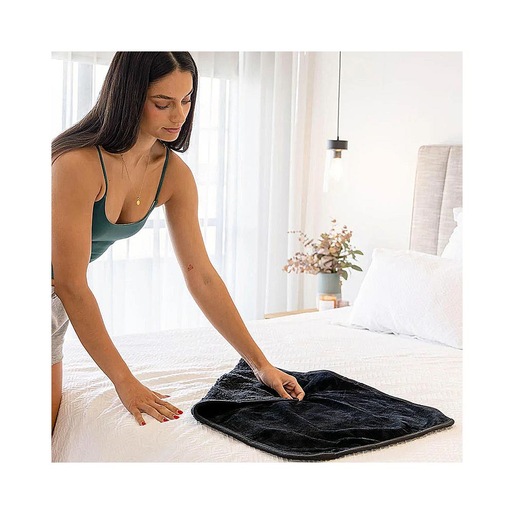 Waterproof Splash Blanket™ Black on Black The OG Size: M (1,2 x 2 m) - Image 4